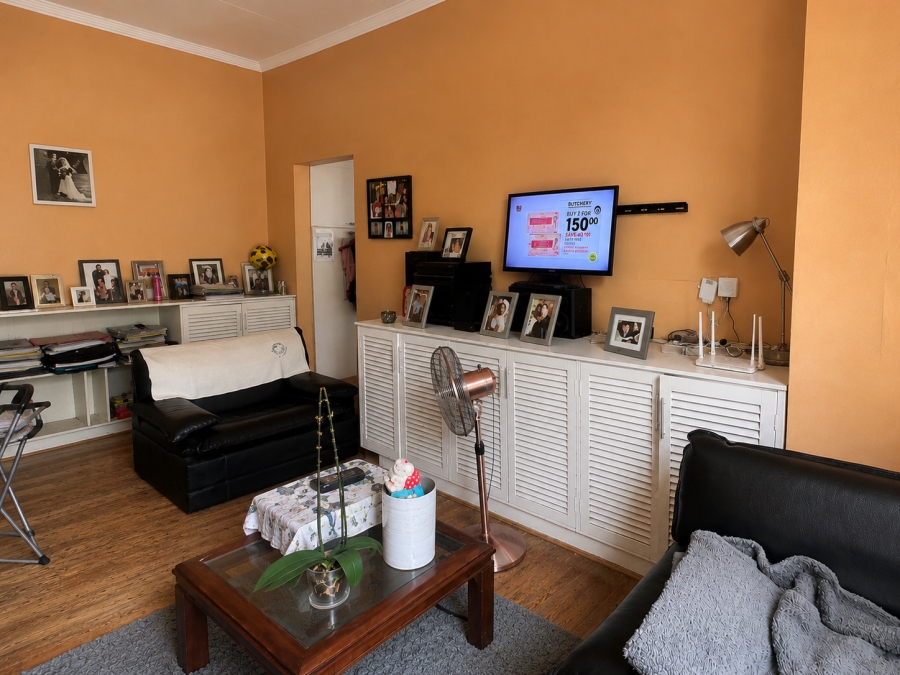 2 Bedroom Property for Sale in Vredehoek Western Cape